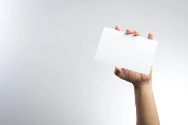 Hand hält leere Fotopapier-Karte — Stockfoto