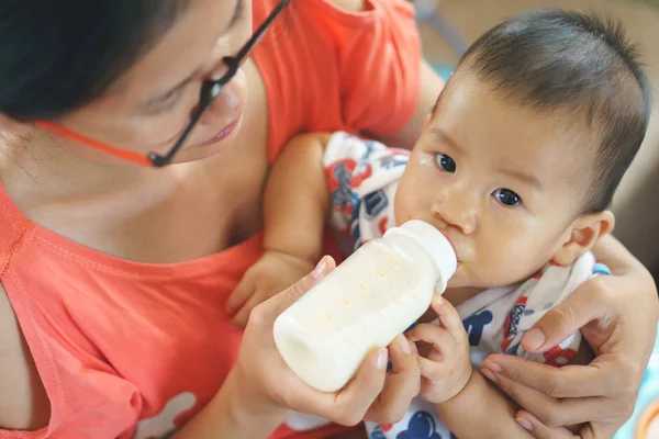 Llorando asiático niño bebiendo leche de botella — Foto de Stock