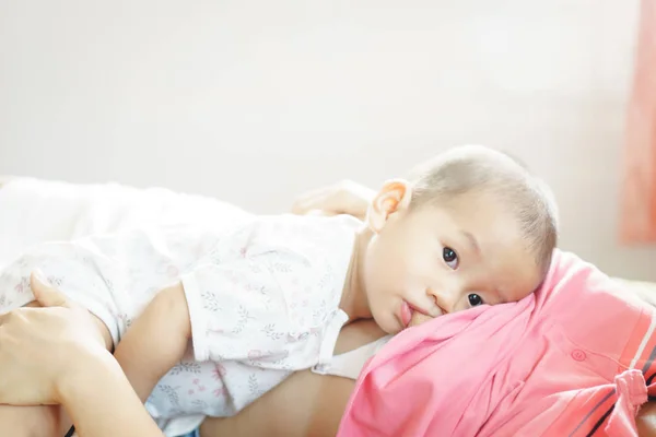 歳のアジアの赤ちゃん母乳 — ストック写真