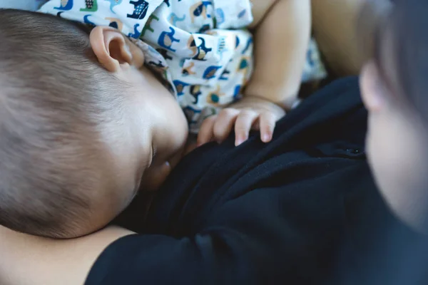 歳のアジアの赤ちゃん母乳 — ストック写真