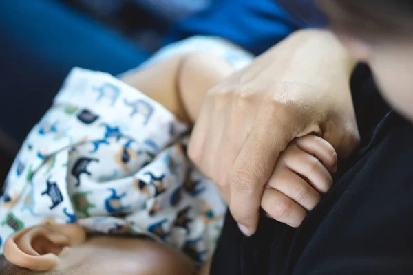Um ano de idade Asiático bebê segurando a mão com sua mãe — Fotografia de Stock