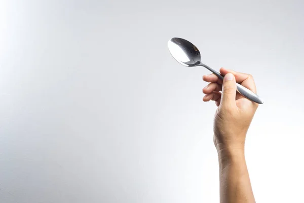 Mano de hombre sosteniendo una cuchara de plata —  Fotos de Stock