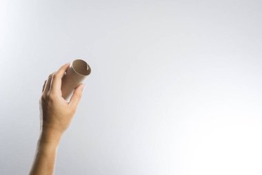 Eli boş doku kağıt rulo ile