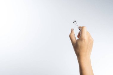 El tırnak makası ile