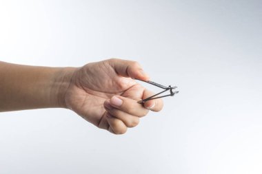 El tırnak makası ile