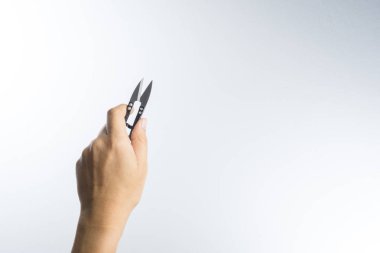 İplik makas tutan el