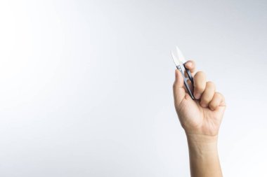 İplik makas tutan el