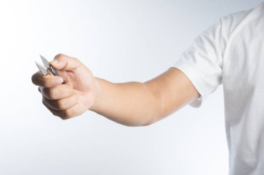 İplik makas tutan el