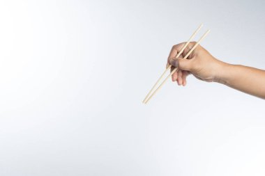 Bambu yapılmış tek kullanımlık ahşap çubuk tutan el