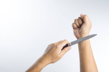 El ile bir bıçak bir bilek kesme girişimi