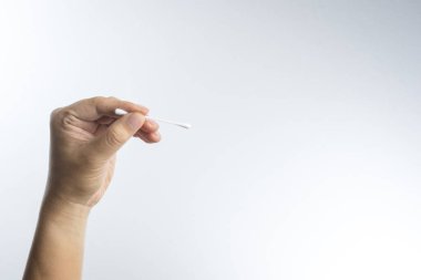 Pamuklu çubukla eliyle