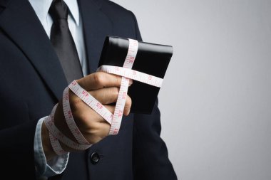 Teyp ölçerek sarılmış cüzdan ile iş adamı