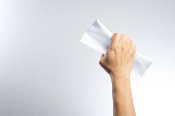 рука держит конверт жесткий
