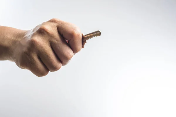 Χέρι που κρατά την πόρτα το κλειδί — Φωτογραφία Αρχείου
