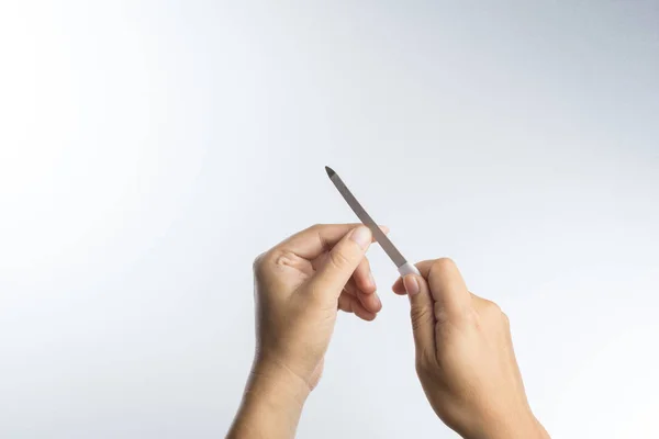 Hand mit Nagelfeile zum Polieren der Fingernägel — Stockfoto