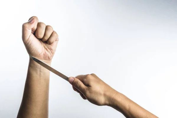 Tentativa de mão para cortar um pulso com uma faca — Fotografia de Stock