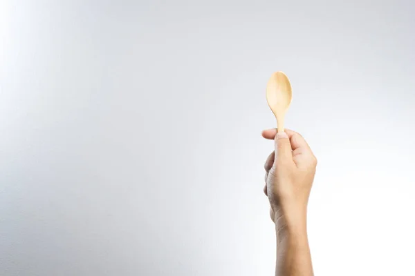 Mann hält einen Kochlöffel in der Hand — Stockfoto