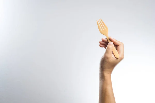 Mann hält eine Holzgabel in der Hand — Stockfoto