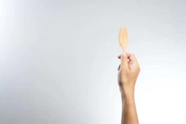 Mann hält eine Holzgabel in der Hand — Stockfoto