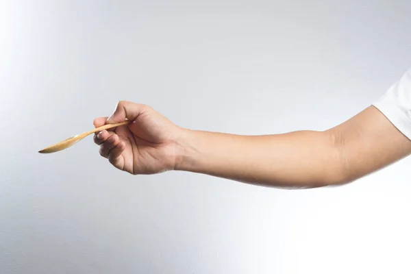 Mann hält einen Kochlöffel in der Hand — Stockfoto