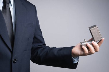 İş adamı el yüzük kutusuyla tutarak