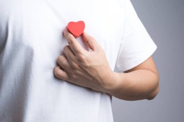 Ahşap kırmızı kalp nesne adam yardım