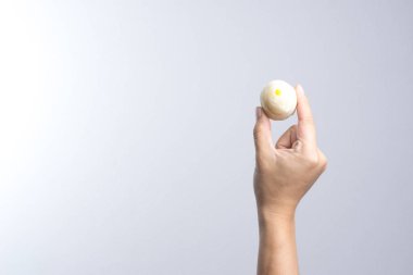 Çin böreği moon pasta tutan el