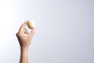 Çin böreği moon pasta tutan el