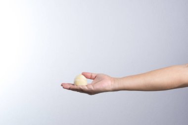 Çin böreği moon pasta tutan el