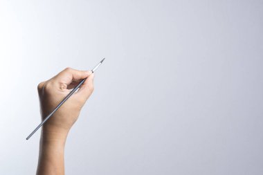 Bir fırça tutan el