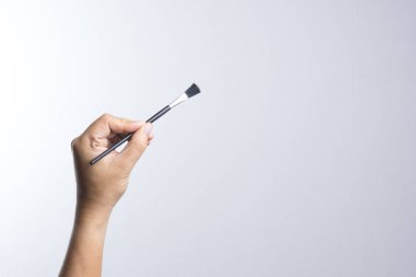 Bir fırça tutan el