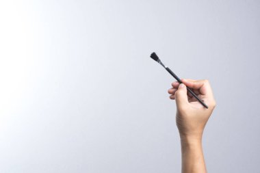 Bir fırça tutan el