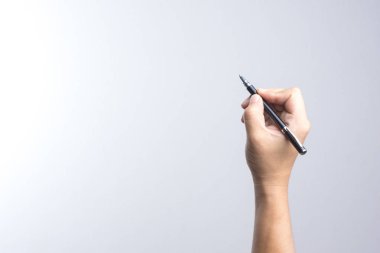 İmzalama veya yazma için bir kalem tutan el