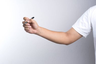 İmzalama veya yazma için bir kalem tutan el