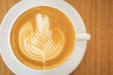 Latte sanatıyla bir fincan kahve.