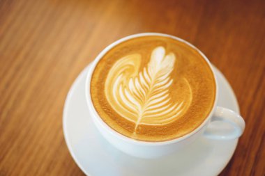Latte sanatıyla bir fincan kahve.