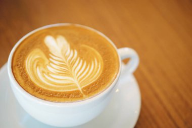 Latte sanatıyla bir fincan kahve.