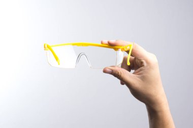 El tutma koruyucu gözlük