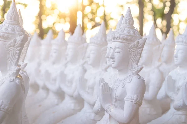 Unvollendete Buddhismus-Gottesstatue in einem öffentlichen Tempel in Thailand — Stockfoto