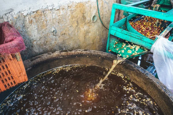 Proceso de granos de café de bayas rojas en fábrica — Foto de Stock