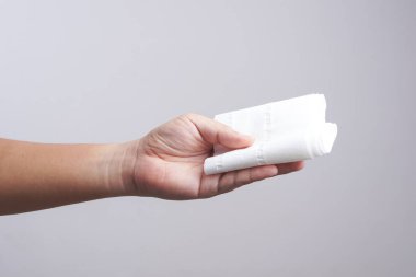 El holding kağıt mendil