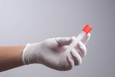 Lateks eldiven boş tüp bebek tutan eliyle