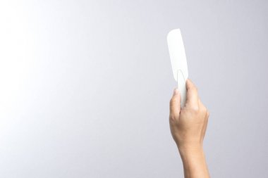 El plastik kek spatula ile