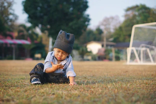 Azjatycki chłopiec uczy się chodzić i upadek — Zdjęcie stockowe
