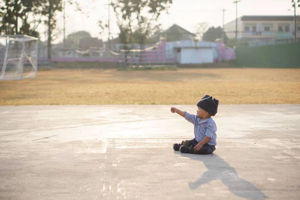 Asiático chico aprender a caminar y caer — Foto de Stock