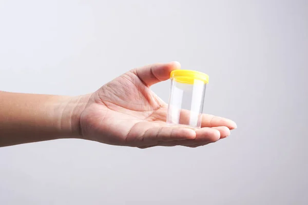 Elinizde boş idrar torbası var.