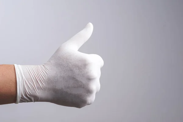 Guante de mano de látex con el dedo pulgar hacia arriba gesto — Foto de Stock