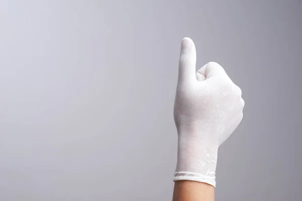 Guante de mano de látex con el dedo pulgar hacia arriba gesto — Foto de Stock