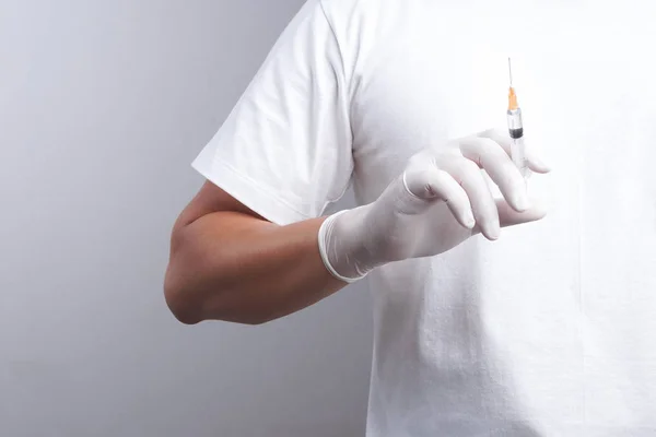 Рука в латексной перчатке держит шприц с лекарством — стоковое фото