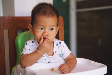 Tek başına yemek yeme Asya bebek